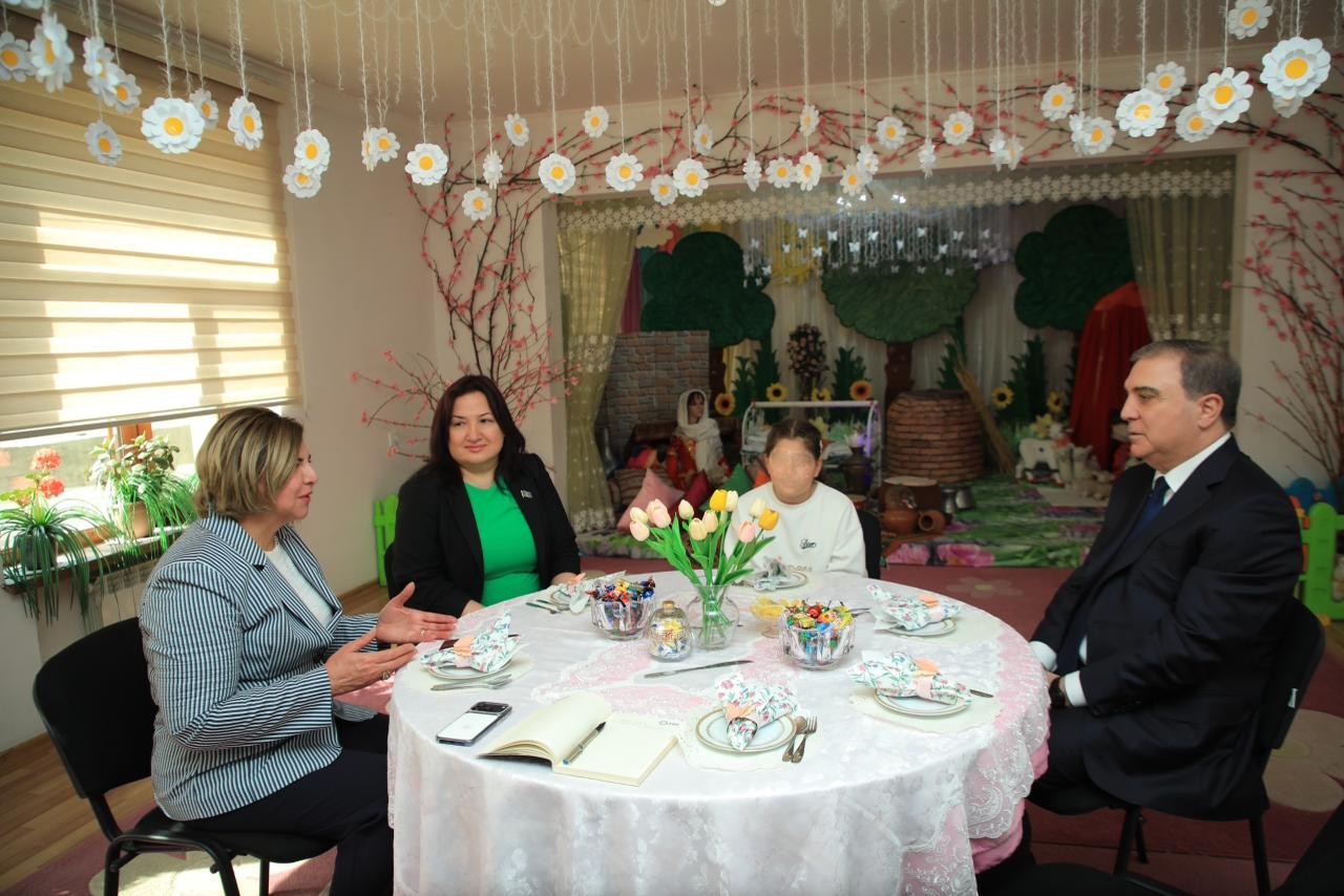 Niyazi Bayramov uşaq evinin sakinini ad gününü təbrik etdi - FOTOLAR